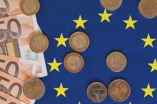 Evropané mají na účtech 250 bilionů korun. Unie je chce nasměrovat k firmám - Novinky
